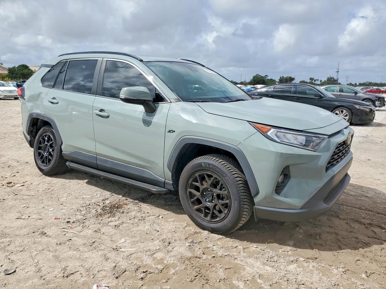 2021 TOYOTA RAV4 XLE photo 10