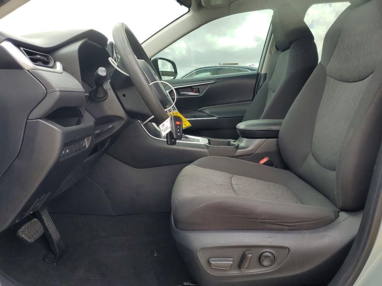 2021 TOYOTA RAV4 XLE photo 19