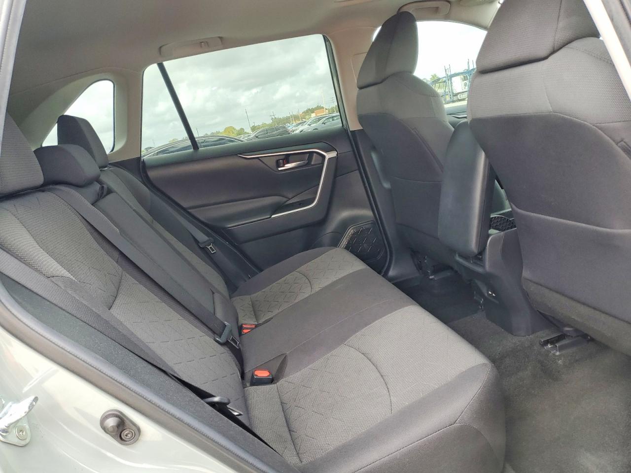 2021 TOYOTA RAV4 XLE photo 31