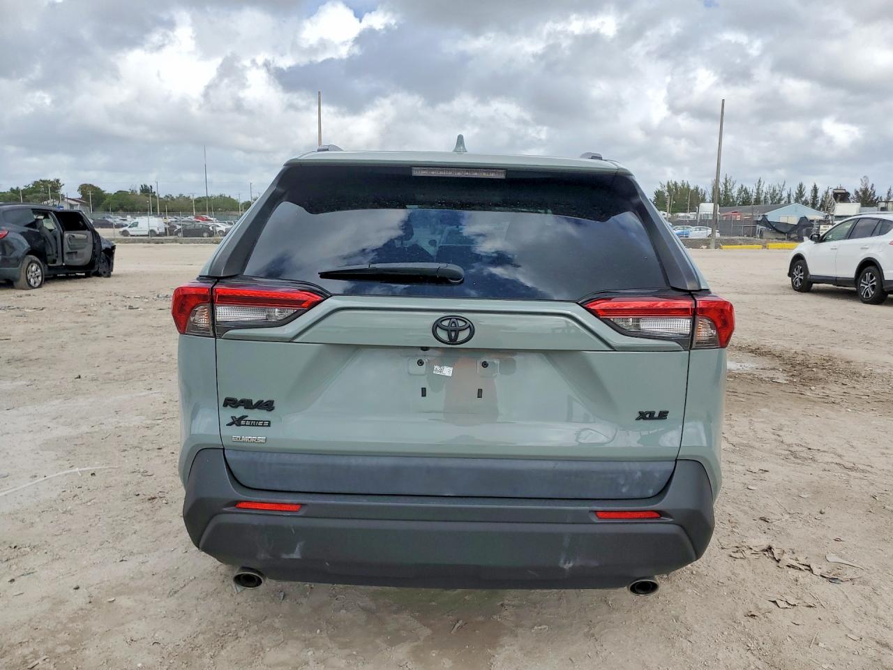 2021 TOYOTA RAV4 XLE photo 16