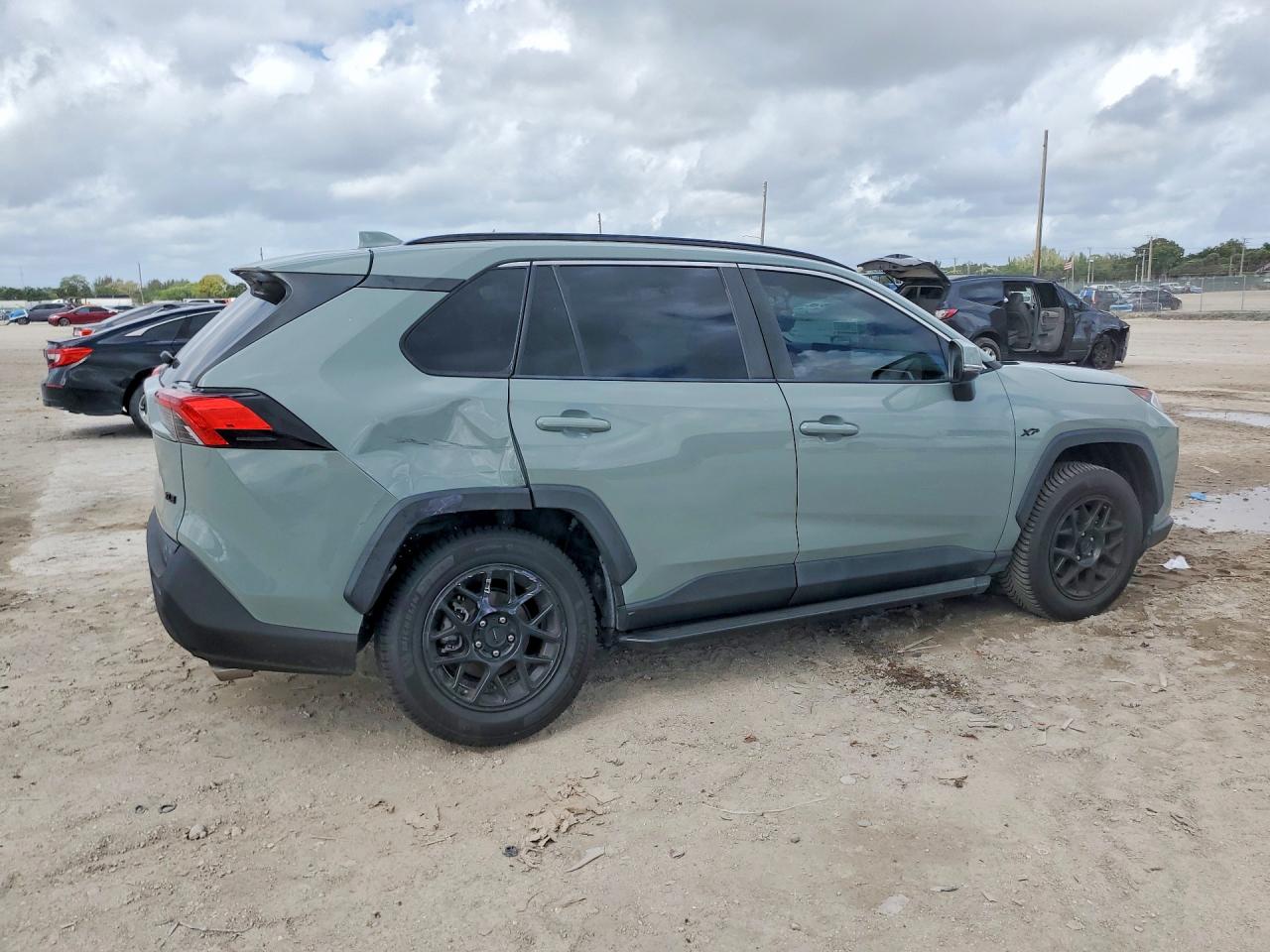 2021 TOYOTA RAV4 XLE photo 7