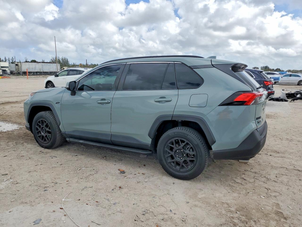 2021 TOYOTA RAV4 XLE photo 4