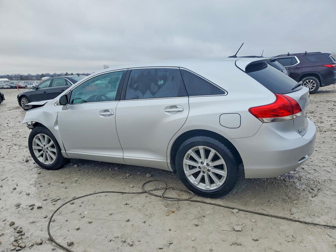 2012 TOYOTA VENZA LE photo 2