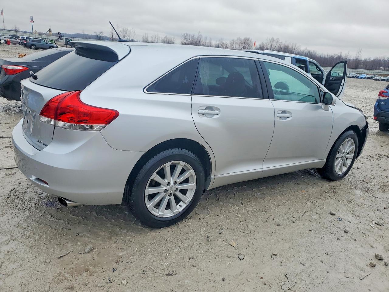 2012 TOYOTA VENZA LE photo 3
