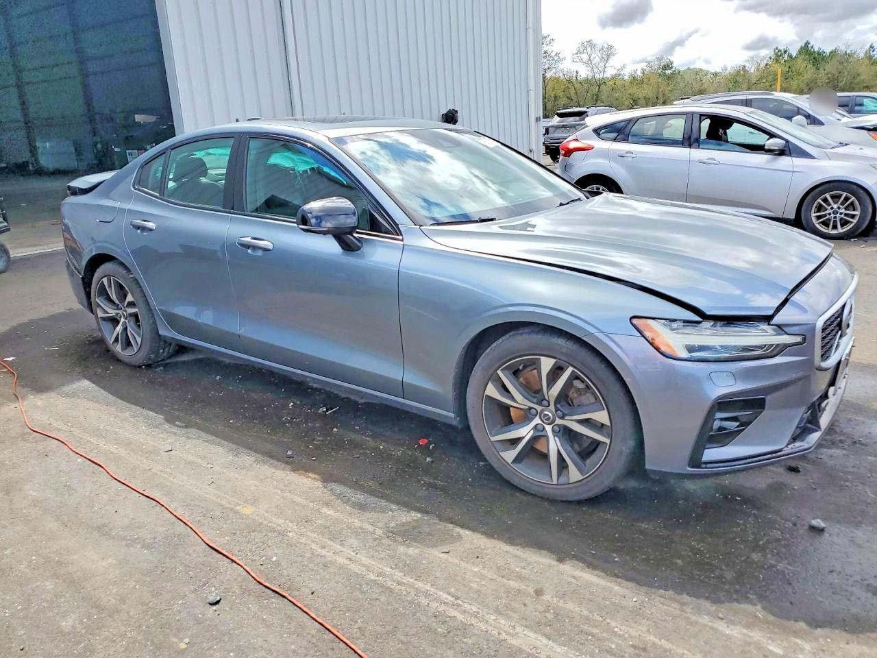 2019 VOLVO S60 T6 R-DESIGN photo 4