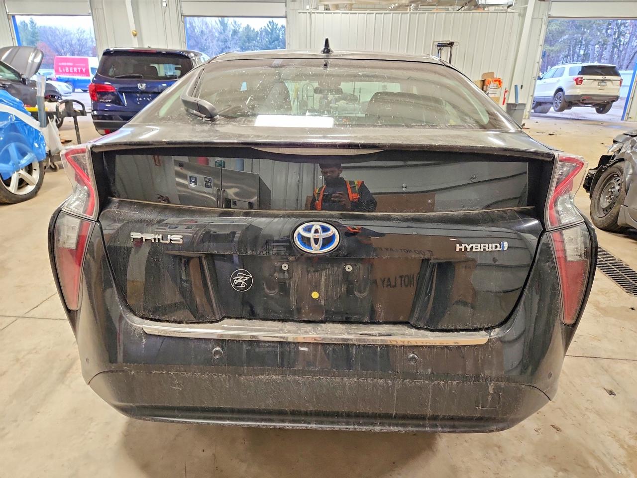 2018 TOYOTA PRIUS TWO photo 6