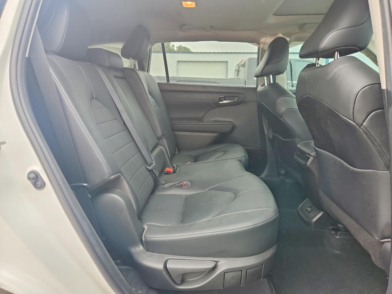 2020 TOYOTA HIGHLANDER XLE photo 21