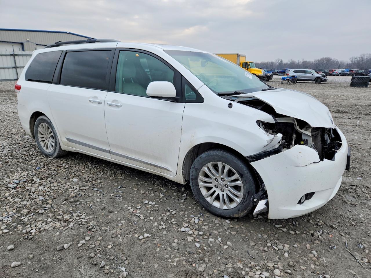 2014 TOYOTA SIENNA XLE 8-PASSENGER photo 10