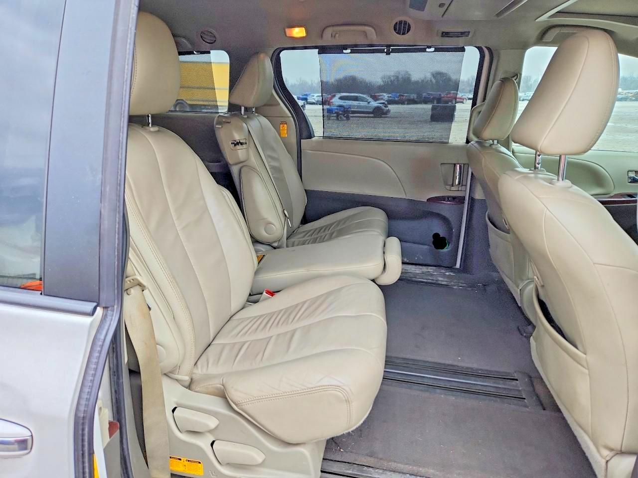 2014 TOYOTA SIENNA XLE 8-PASSENGER photo 31