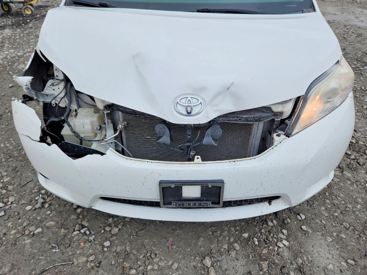 2014 TOYOTA SIENNA XLE 8-PASSENGER photo 34
