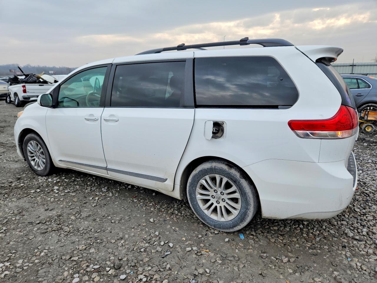 2014 TOYOTA SIENNA XLE 8-PASSENGER photo 4