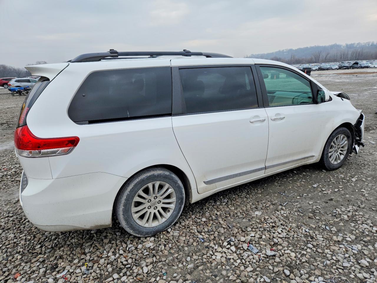 2014 TOYOTA SIENNA XLE 8-PASSENGER photo 7