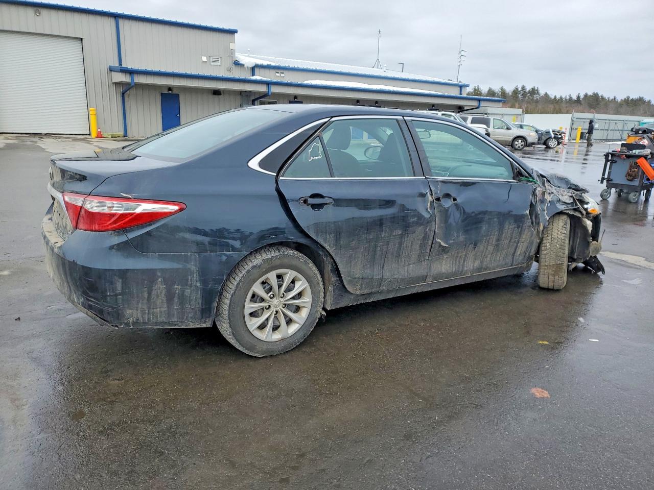 2016 TOYOTA CAMRY LE photo 3