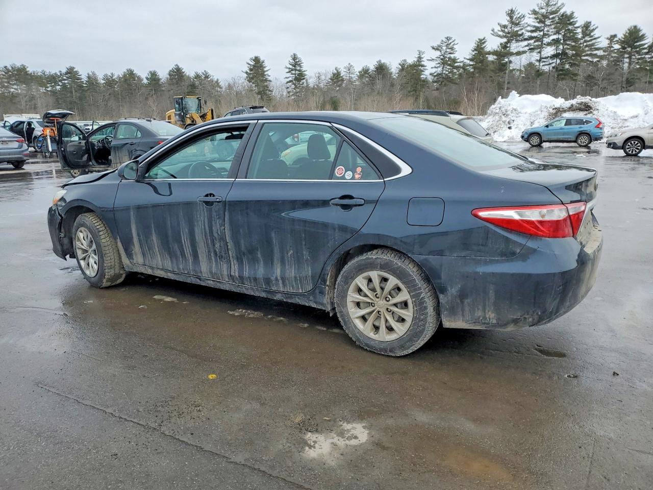 2016 TOYOTA CAMRY LE photo 2