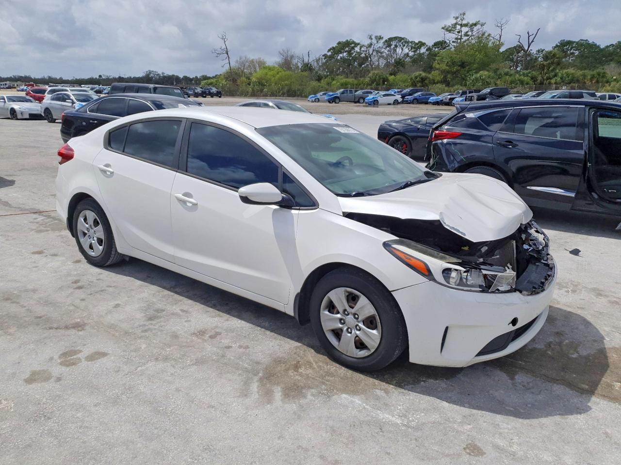 2017 KIA FORTE LX photo 4