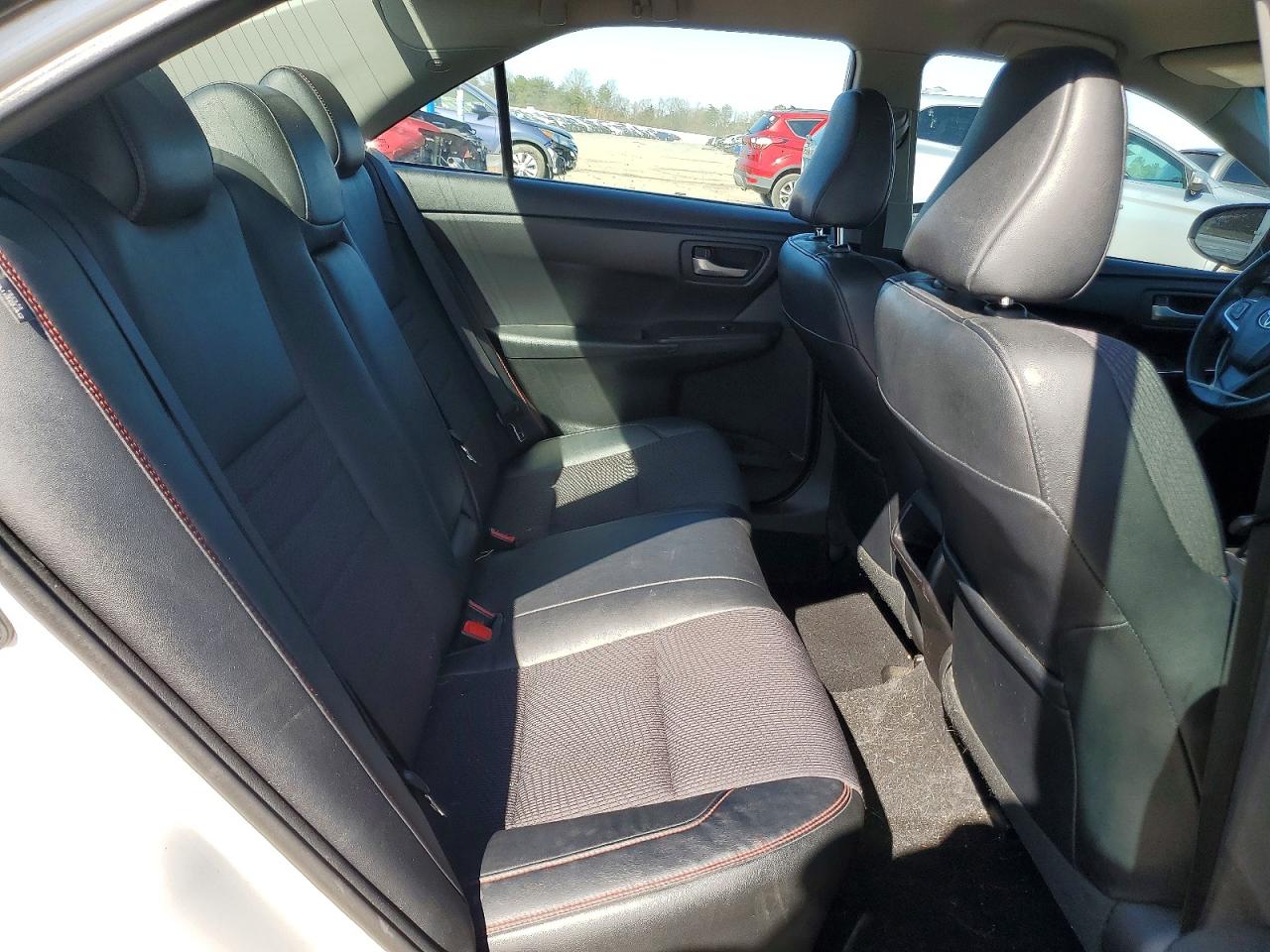 2016 TOYOTA CAMRY SE photo 19