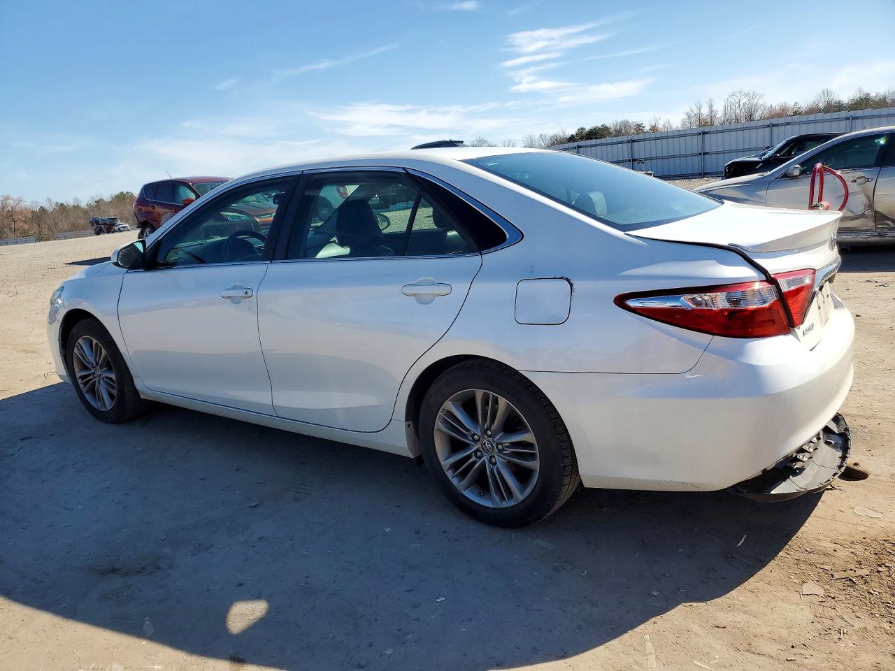2016 TOYOTA CAMRY SE photo 3