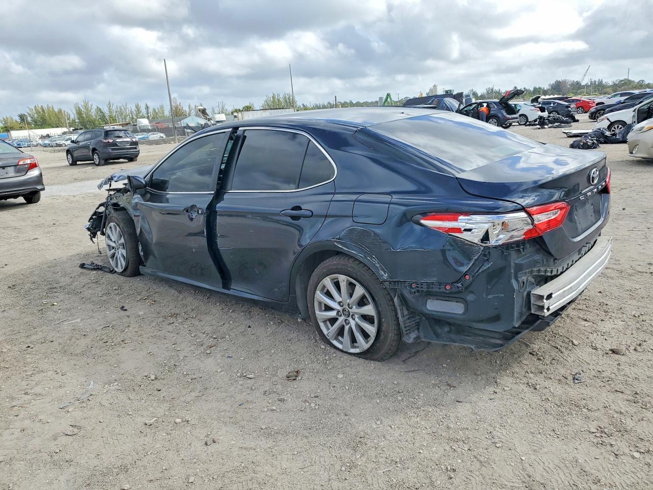 2020 TOYOTA CAMRY LE photo 3