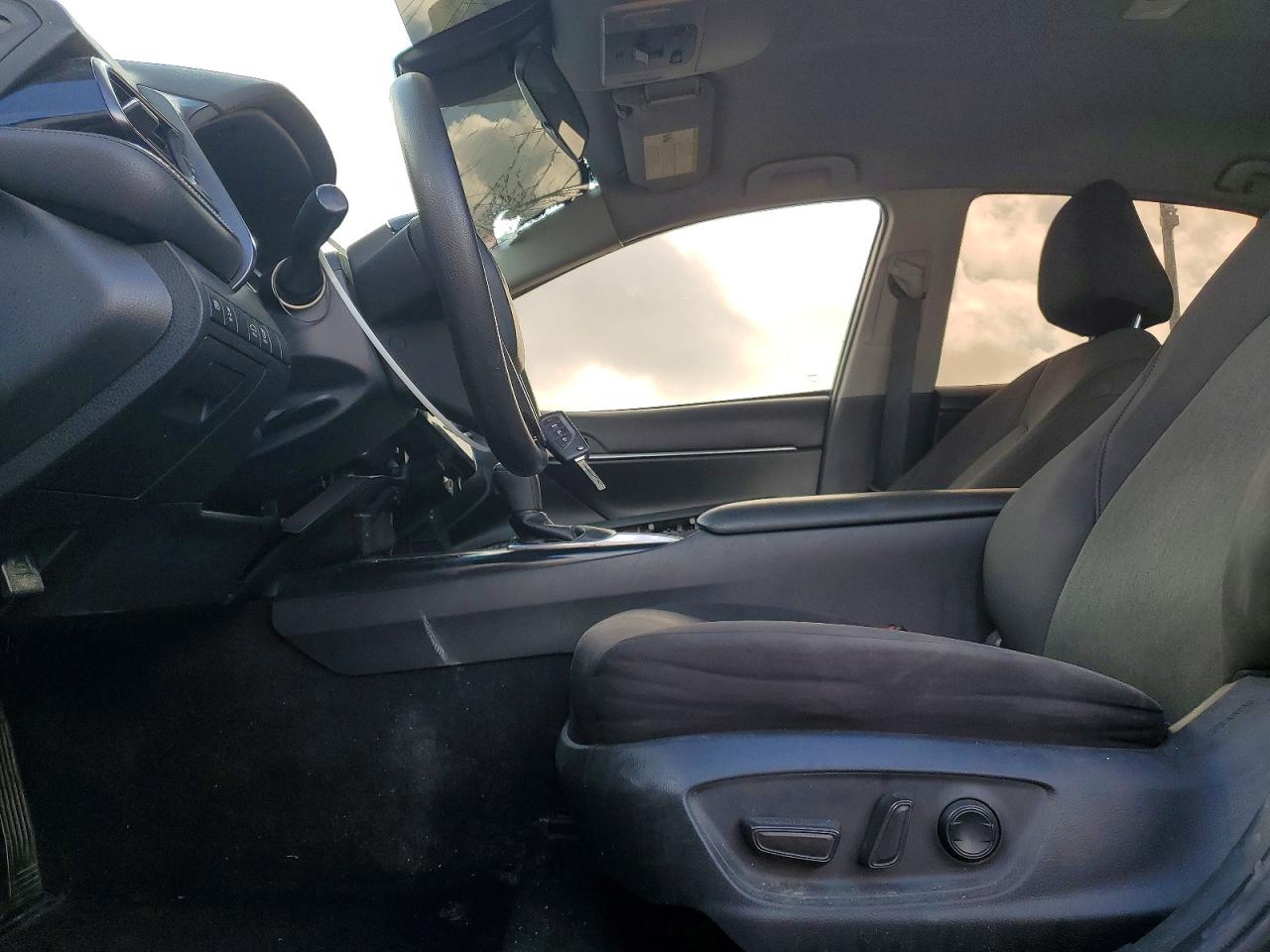 2020 TOYOTA CAMRY LE photo 13