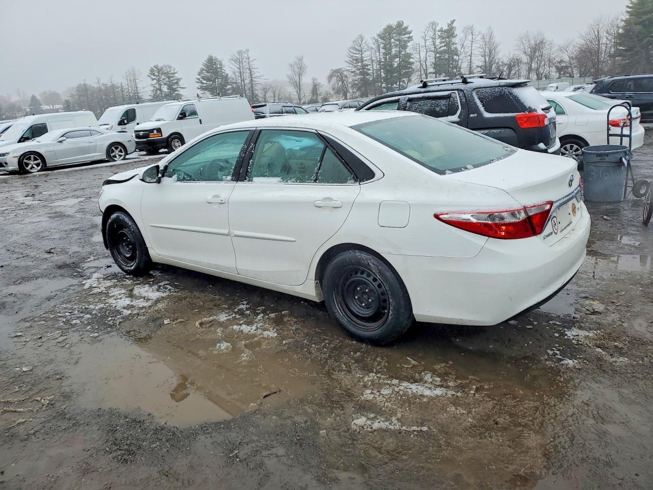 2016 TOYOTA CAMRY LE photo 4