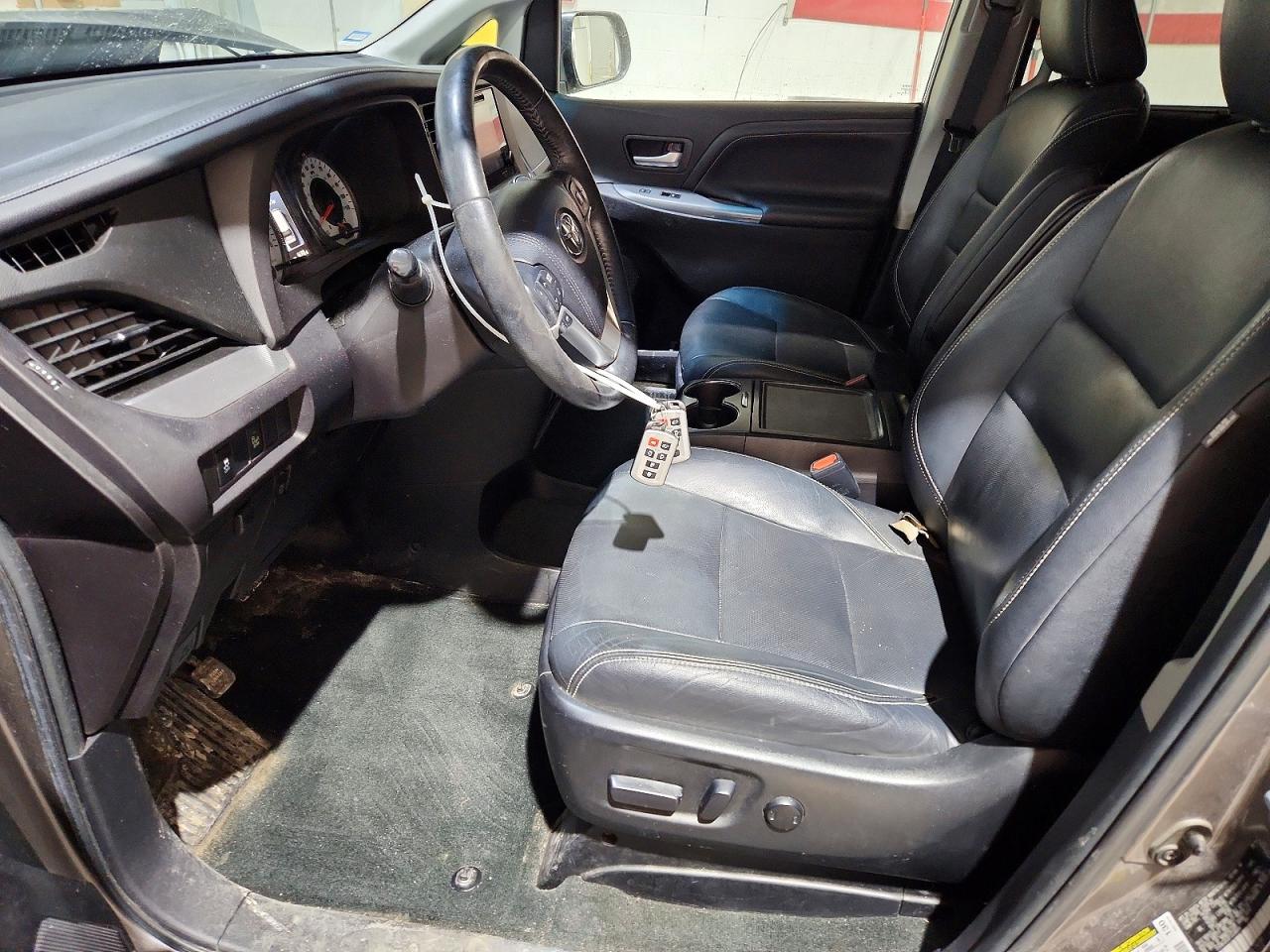 2015 TOYOTA SIENNA SE PREMIUM 8-PASSENGER photo 13