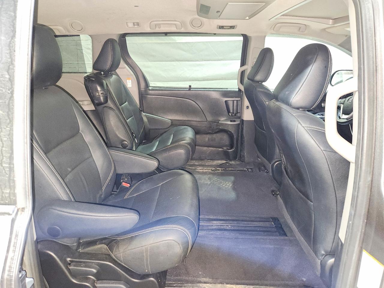 2015 TOYOTA SIENNA SE PREMIUM 8-PASSENGER photo 21