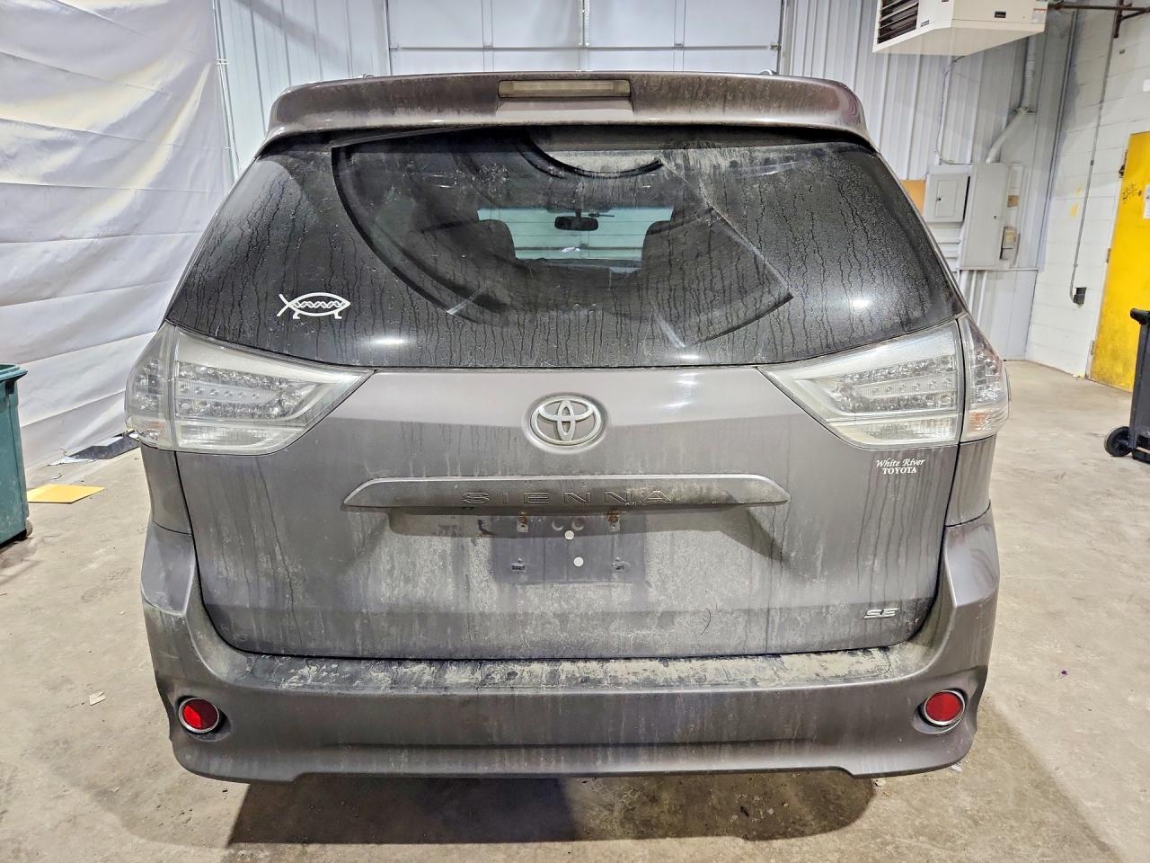 2015 TOYOTA SIENNA SE PREMIUM 8-PASSENGER photo 11