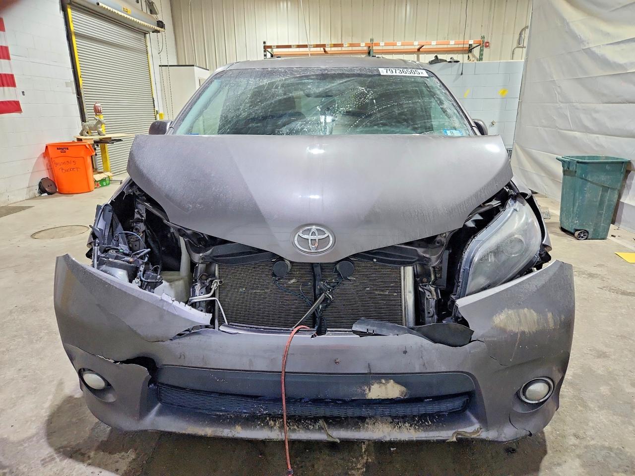 2015 TOYOTA SIENNA SE PREMIUM 8-PASSENGER photo 9