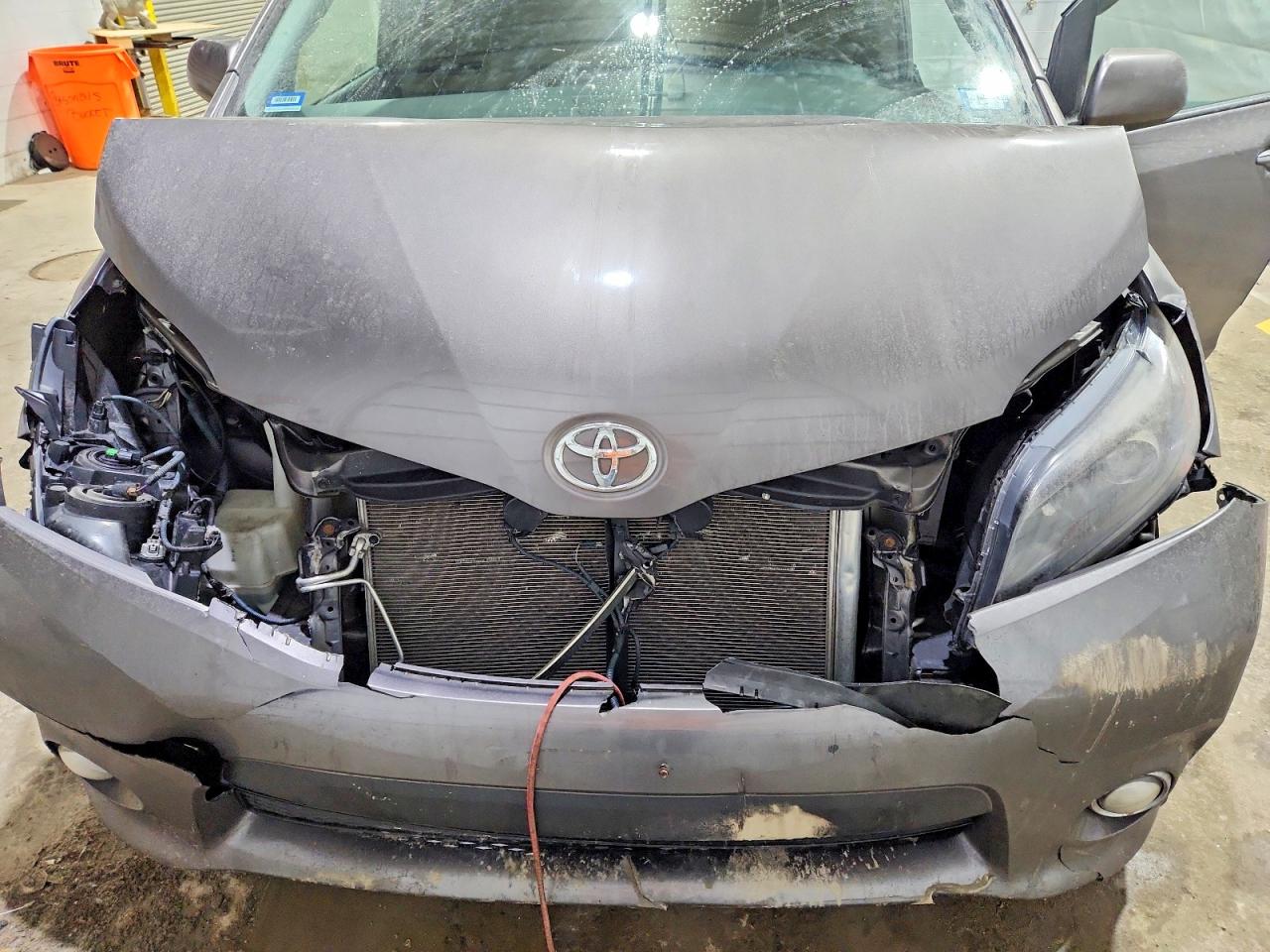 2015 TOYOTA SIENNA SE PREMIUM 8-PASSENGER photo 23