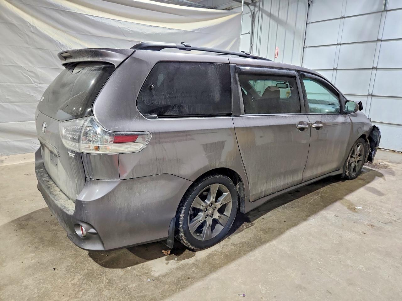 2015 TOYOTA SIENNA SE PREMIUM 8-PASSENGER photo 5