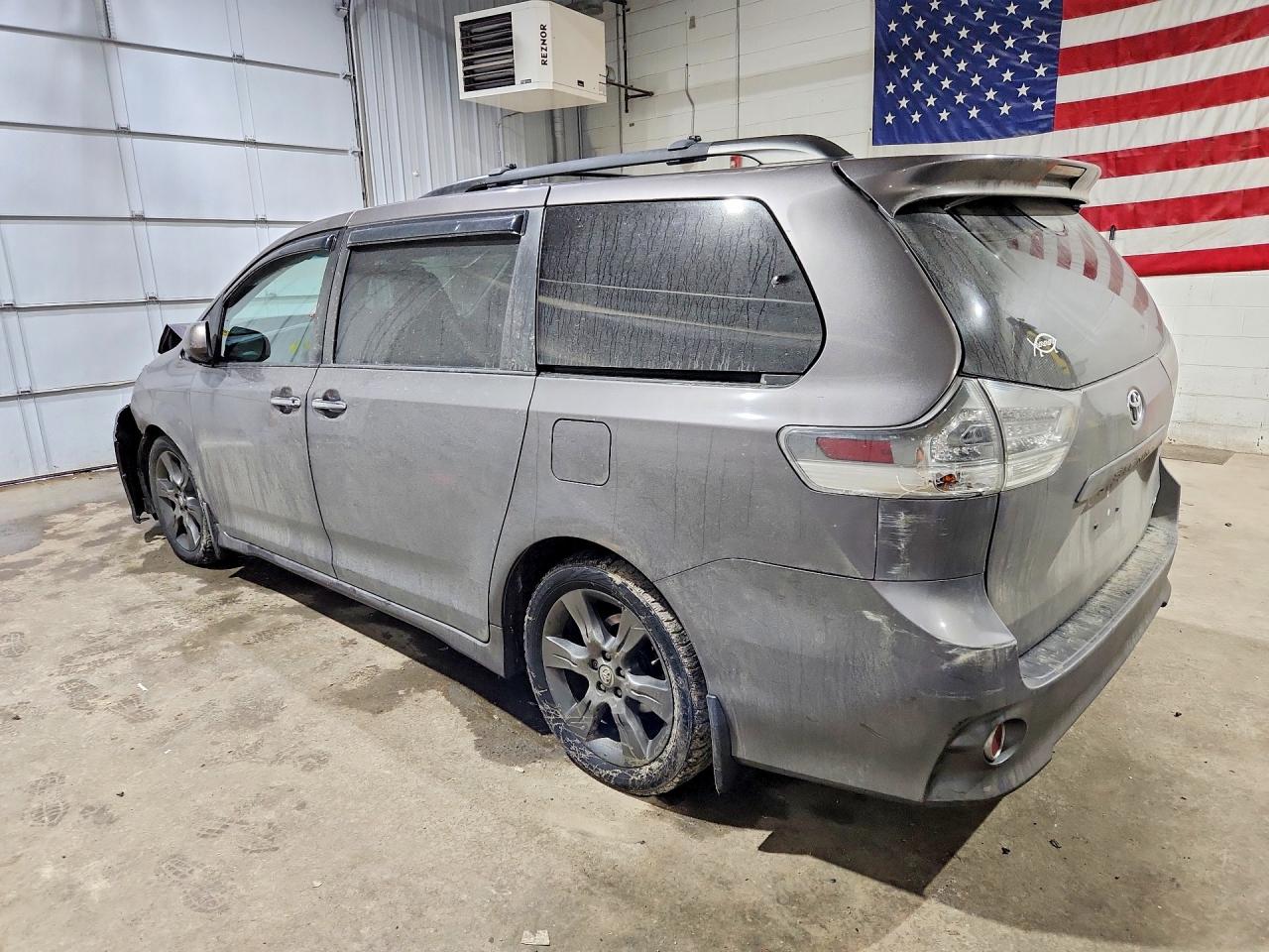 2015 TOYOTA SIENNA SE PREMIUM 8-PASSENGER photo 3