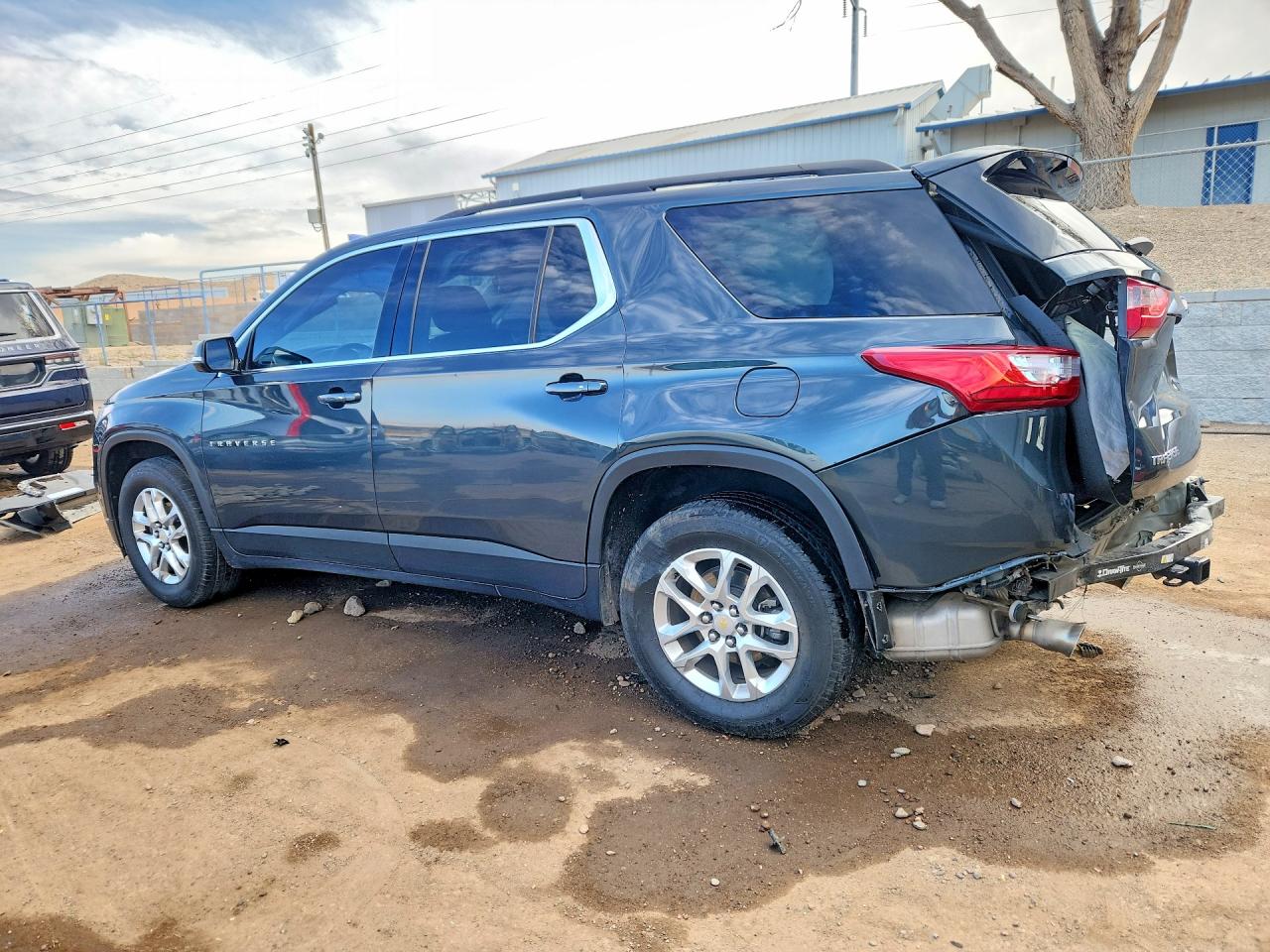 2020 CHEVROLET TRAVERSE LT photo 4
