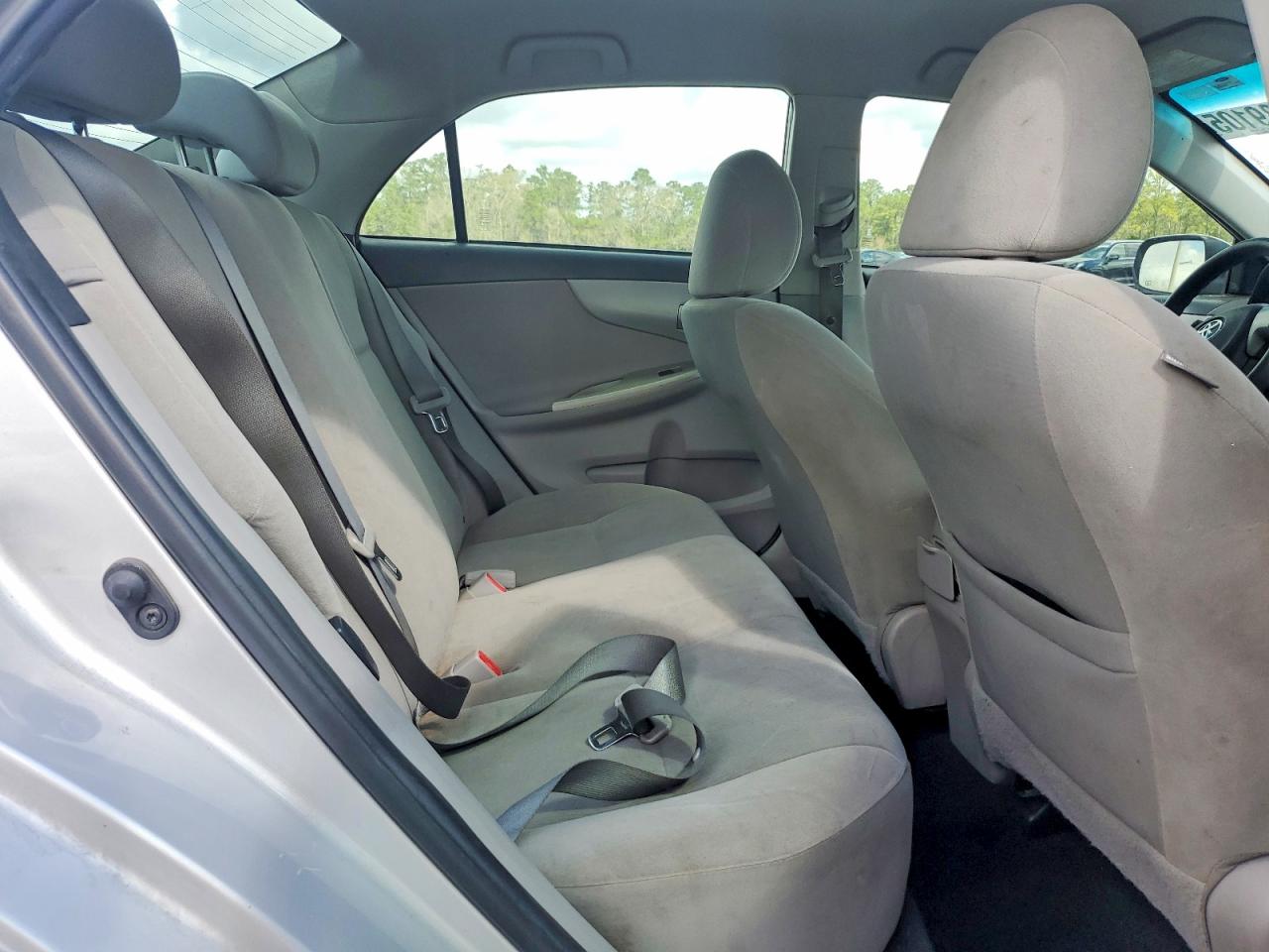2013 TOYOTA COROLLA LE photo 19