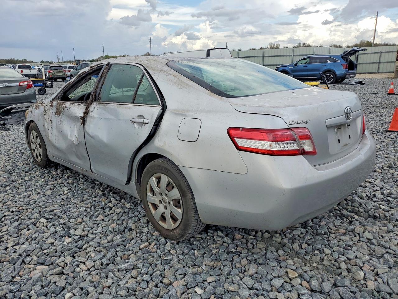 2011 TOYOTA CAMRY LE photo 4