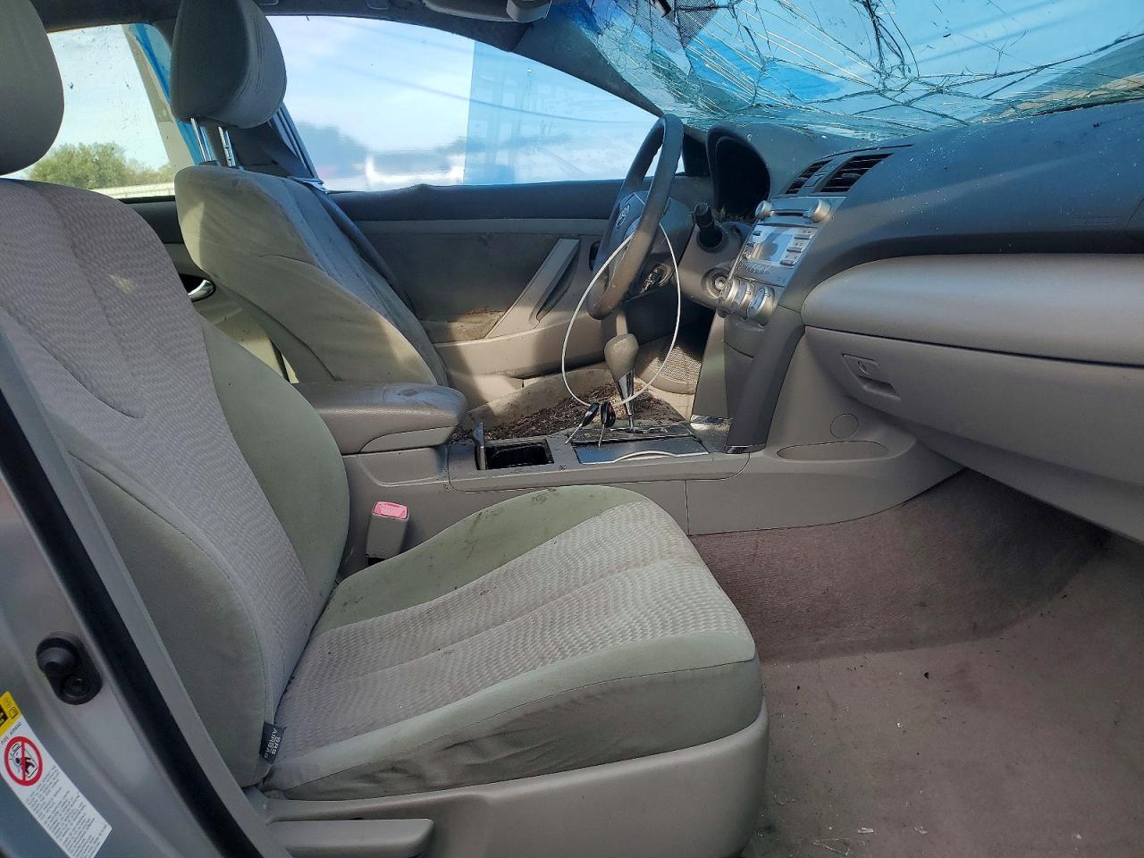 2011 TOYOTA CAMRY LE photo 19