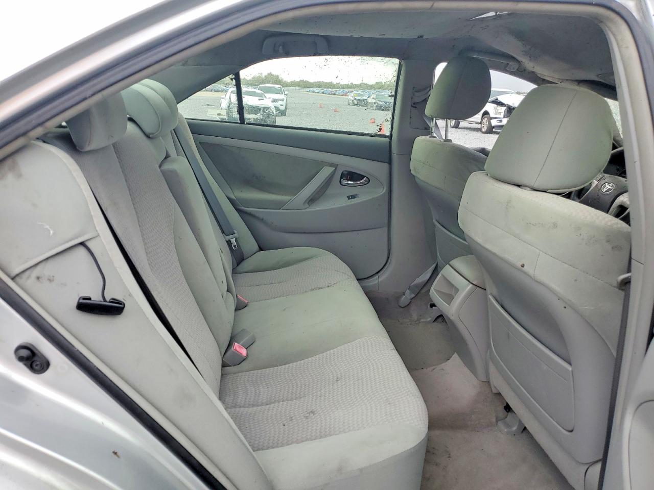 2011 TOYOTA CAMRY LE photo 28