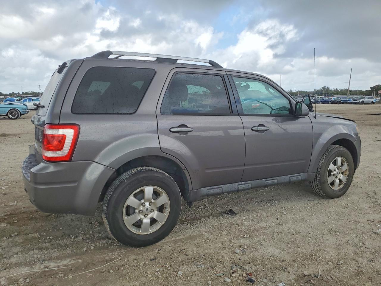 2011 FORD ESCAPE photo 3