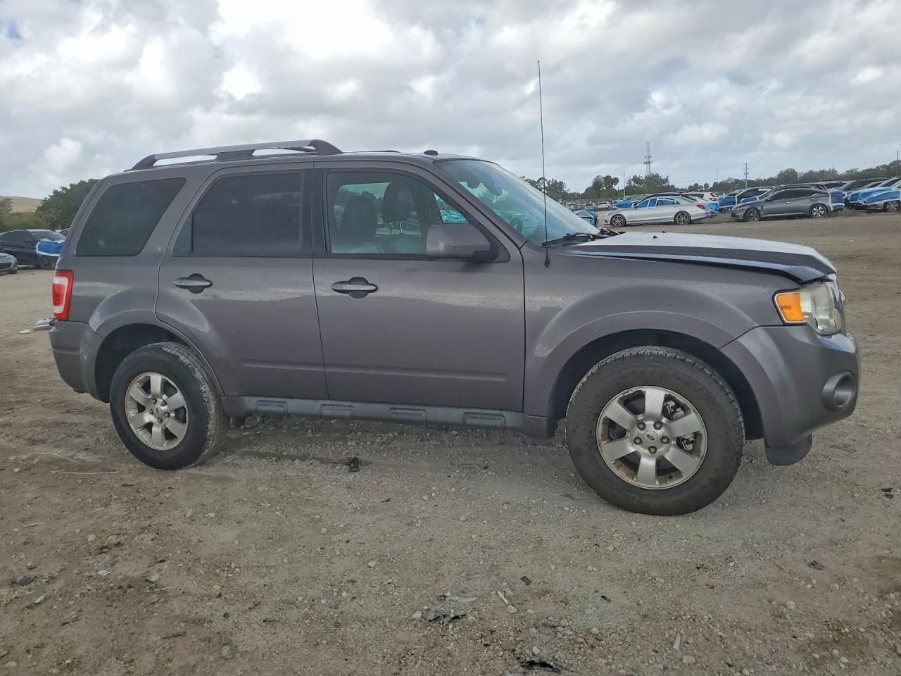 2011 FORD ESCAPE photo 4