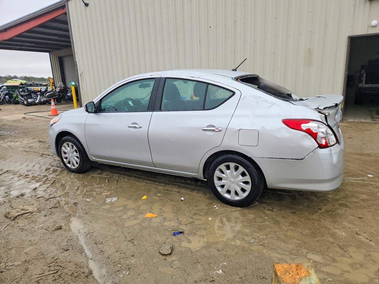 2018 NISSAN VERSA SV photo 4