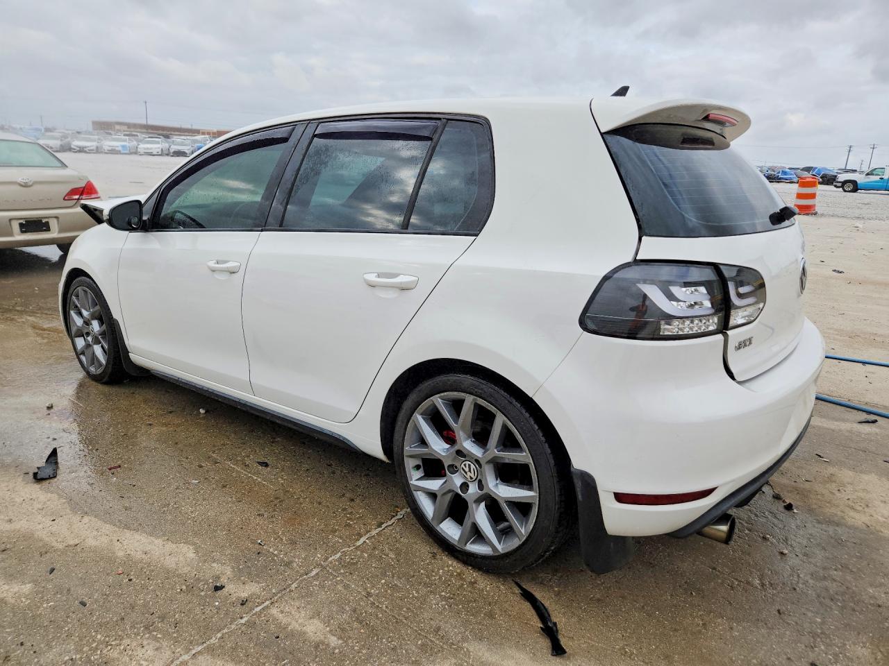 2013 VOLKSWAGEN GTI photo 2