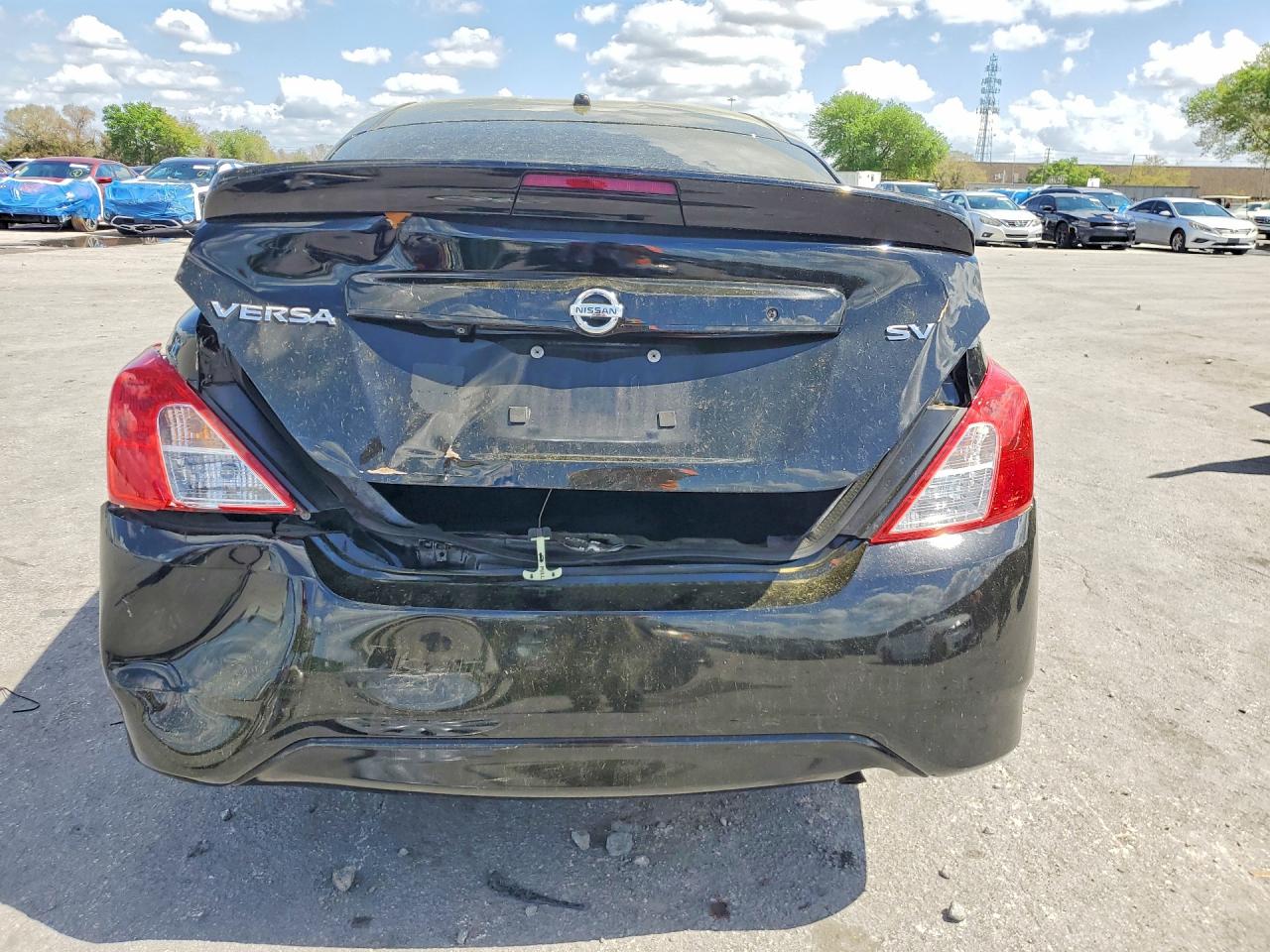 2019 NISSAN VERSA SV photo 11