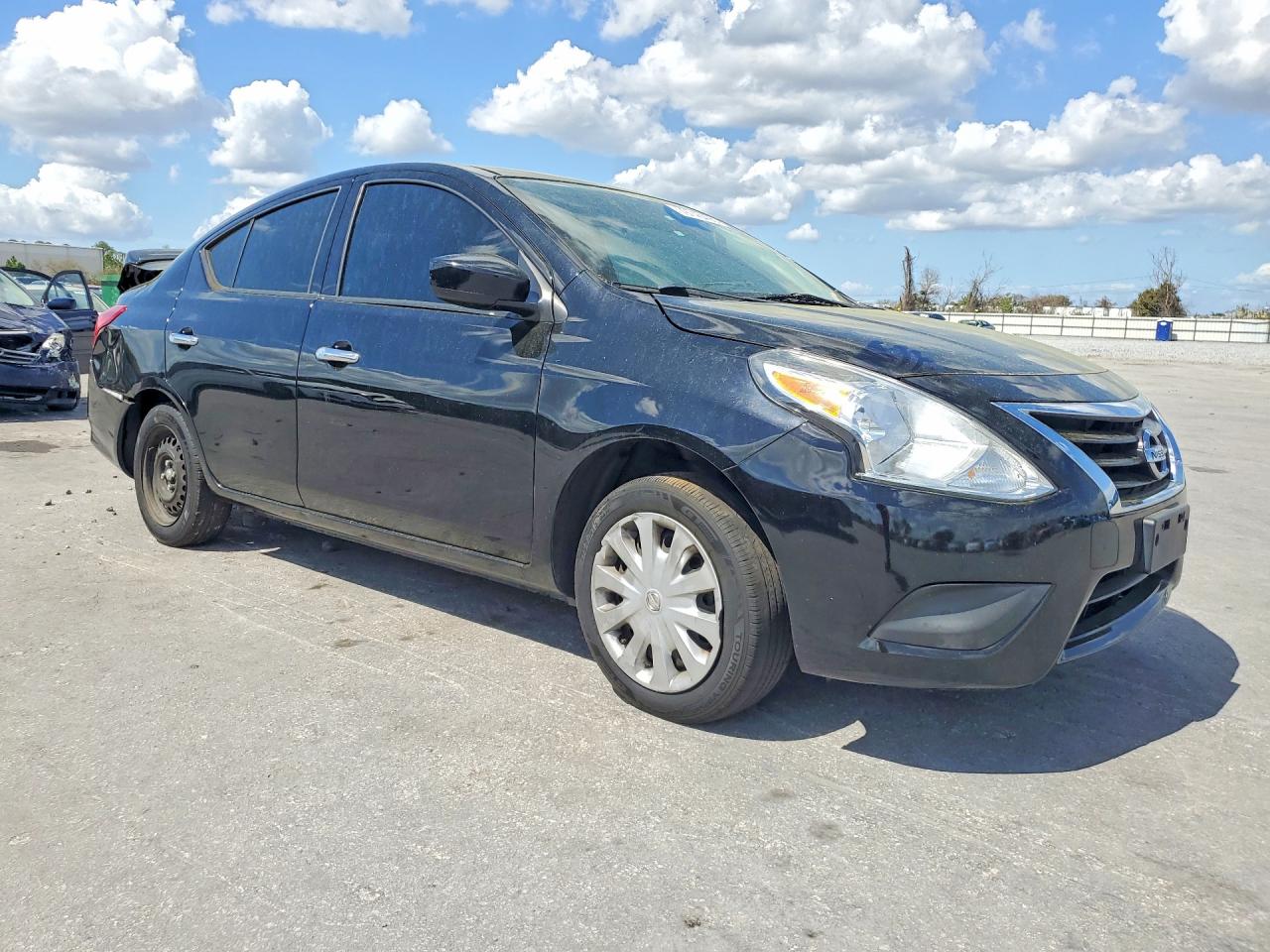2019 NISSAN VERSA SV photo 7