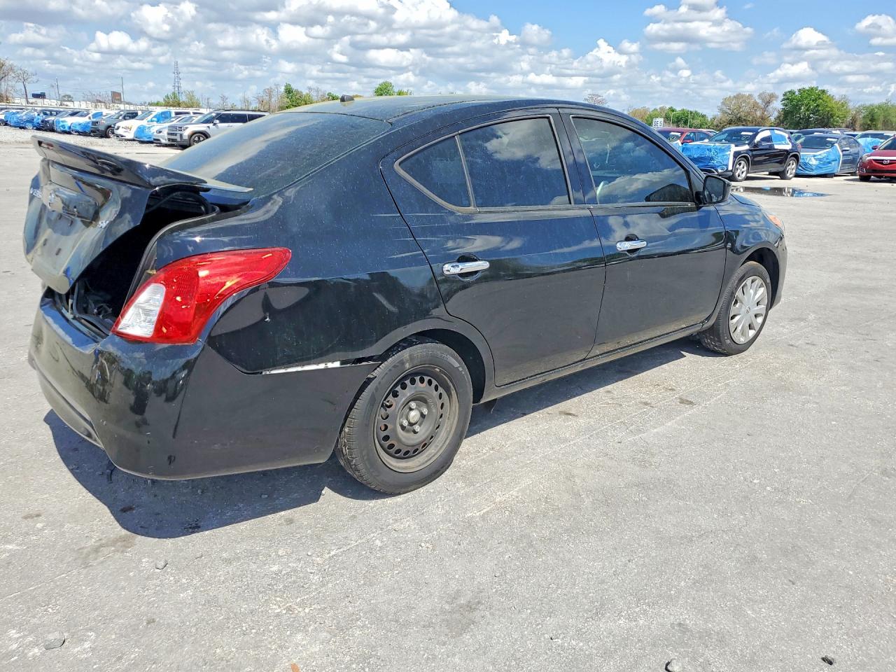 2019 NISSAN VERSA SV photo 5