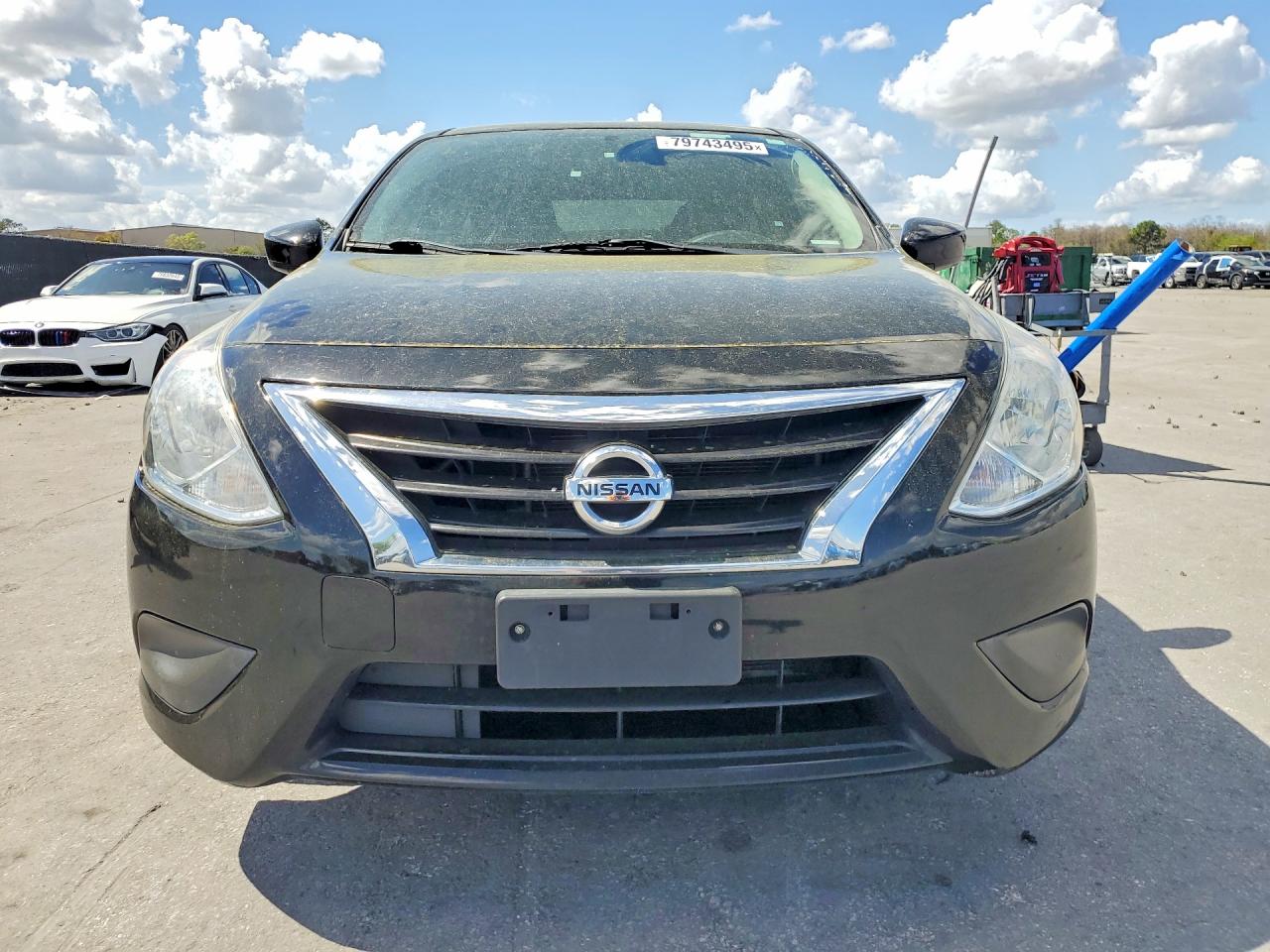 2019 NISSAN VERSA SV photo 9