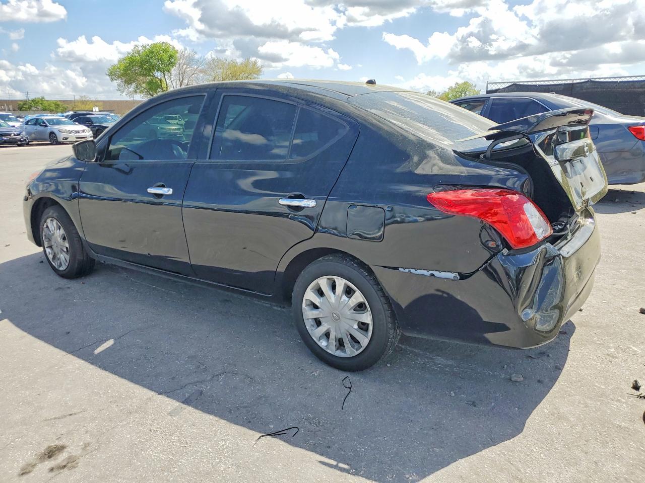 2019 NISSAN VERSA SV photo 3
