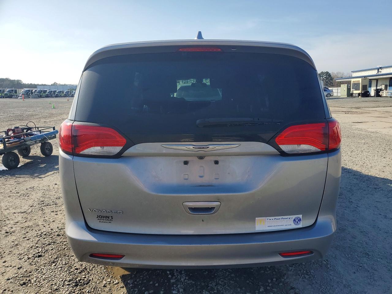 2020 CHRYSLER VOYAGER photo 11