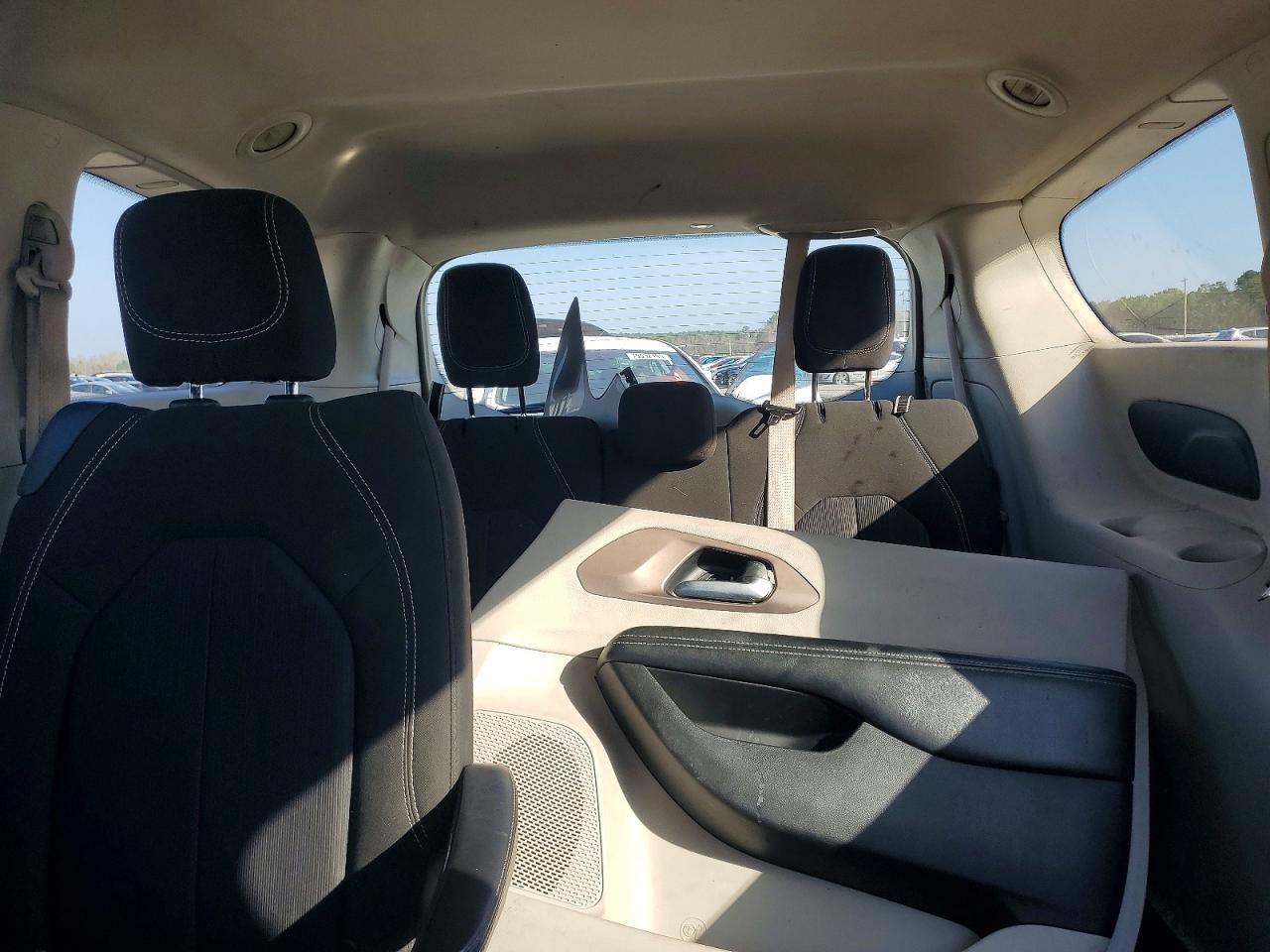 2020 CHRYSLER VOYAGER photo 19