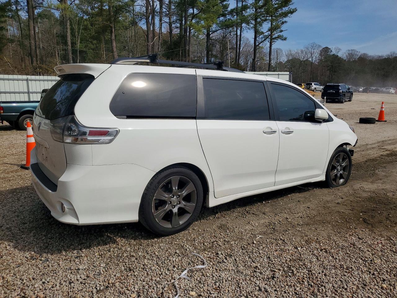 2016 TOYOTA SIENNA SE 8-PASSENGER photo 3
