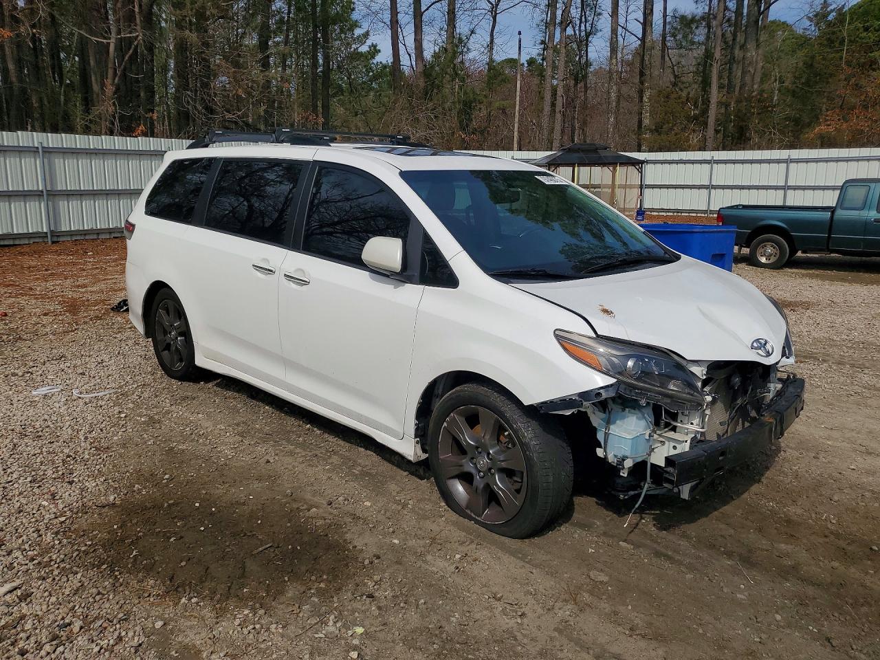 2016 TOYOTA SIENNA SE 8-PASSENGER photo 4
