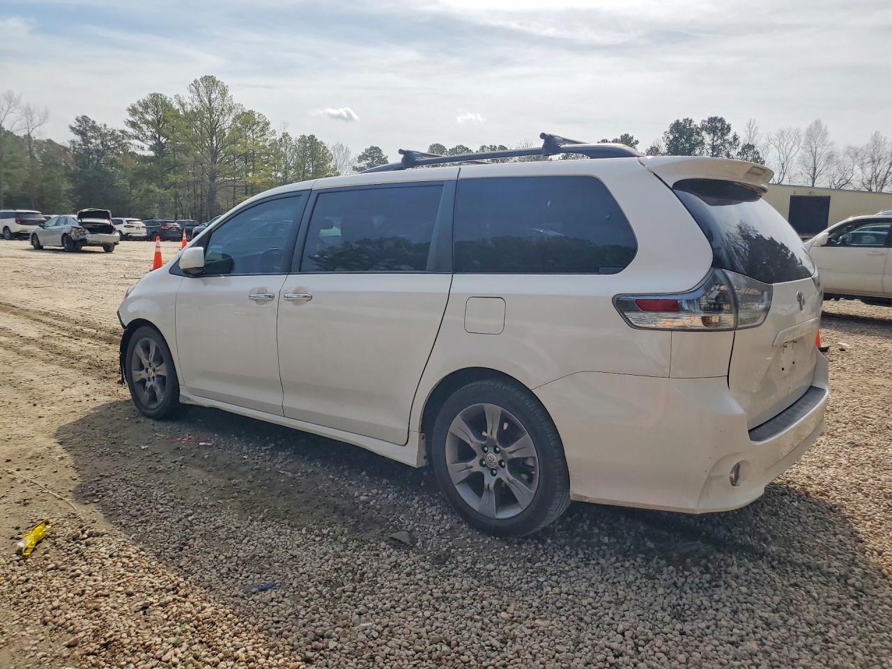 2016 TOYOTA SIENNA SE 8-PASSENGER photo 2